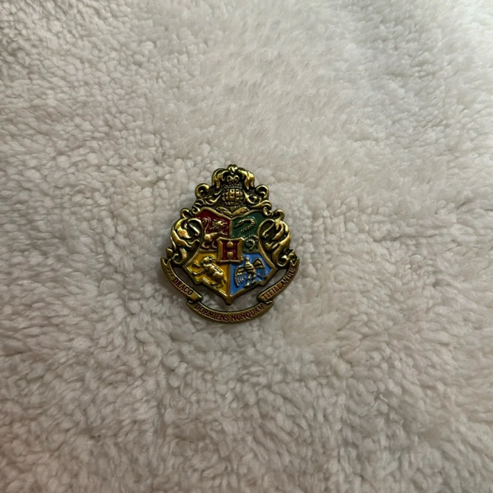 Harry Potter Gift Hogwarts Pin / Badge - All 4 Houses